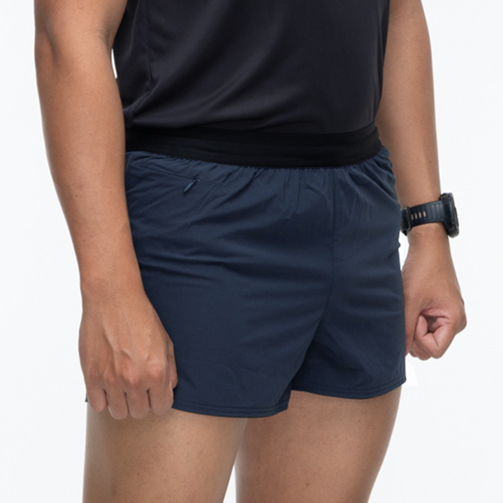 กางเกงขาสั้น VALOR PX สีกรมท่า มุมด้านหลังค่อนข้าง เน้นกระเป๋าซิปเก็บของด้านหลัง