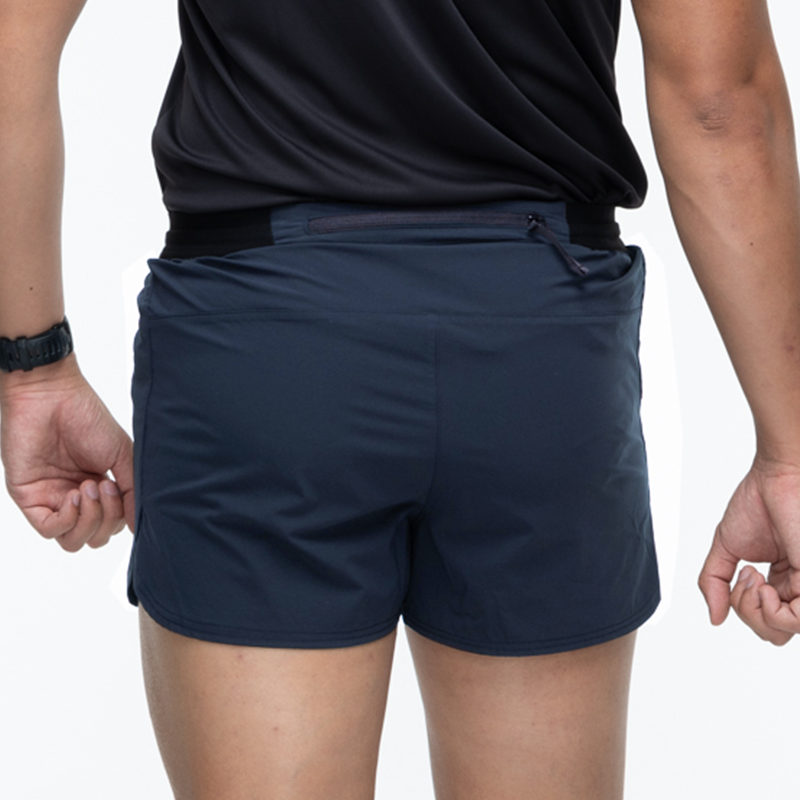 กางเกงขาสั้น VALOR PX สีกรมท่า มุมด้านหลัง สวมคู่เสื้อสีดำ เหมาะกับการวิ่งและออกกำลังกาย