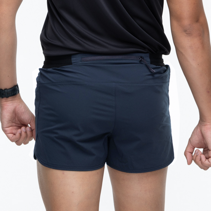 กางเกงขาสั้น VALOR PX สีกรมท่า มุมด้านหลัง สวมคู่เสื้อสีดำ เหมาะกับการวิ่งและออกกำลังกาย