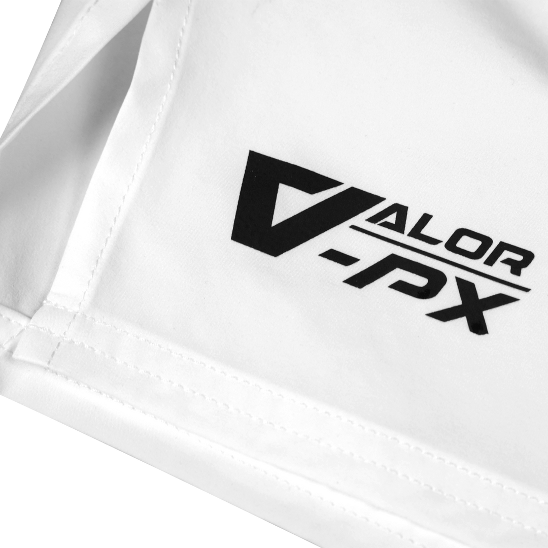 โลโก้ VALOR PX พิมพ์บนเสื้อผ้าสีขาว ภาพกล้ายแสดงรายละเอียดการตัดเย็บ