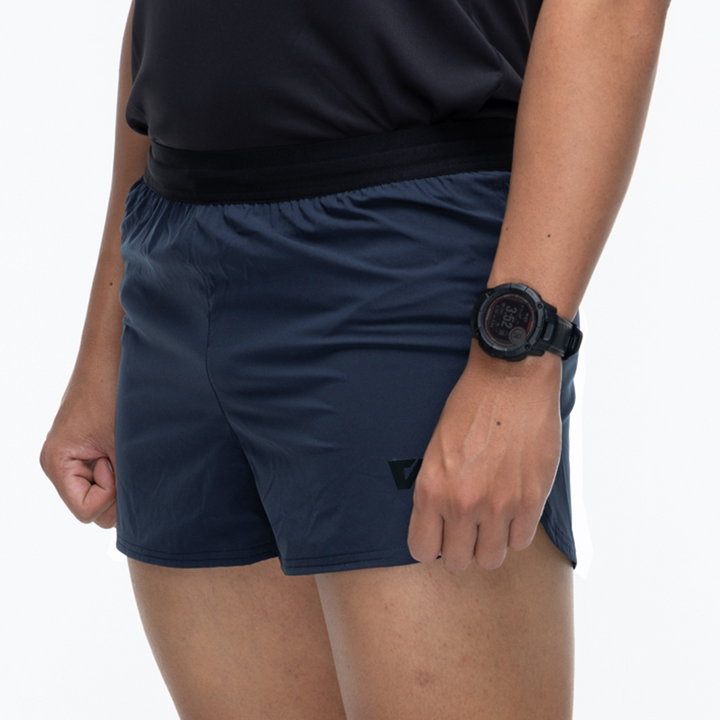 กางเกงขาสั้น VALOR PX สีกรมท่า มุมด้านหลังข้าง เหมาะกับการเคลื่อนไหวขณะออกกำลังกาย