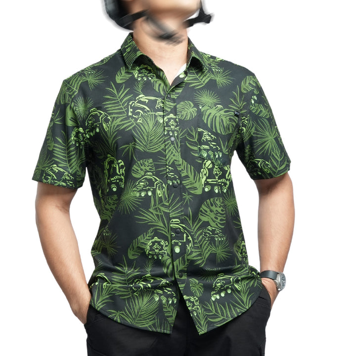เสื้อฮาวาย VALOR PX ลายพรางใบไม้สีเขียวเข้ม สวมใส่มือแตะกระเป๋ากางเกง ธีมสายลับ