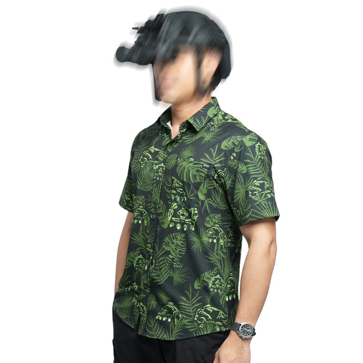 เสื้อฮาวาย VALOR PX ลายพรางใบไม้สีเขียวเข้ม มุมด้านข้างขณะเดิน ทรงคลาสสิก